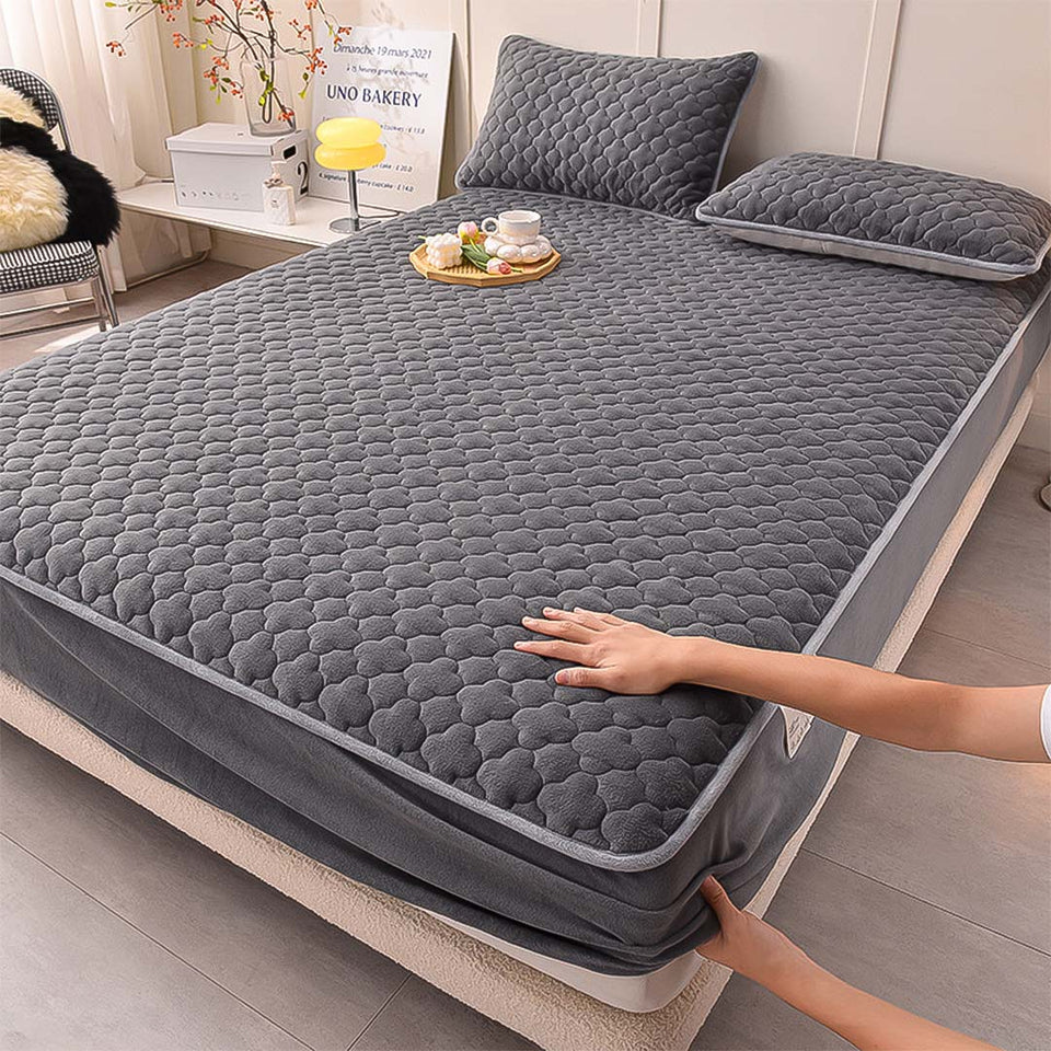 SOGA Grey 183cm Wide Mattress Cover Thick Quilted Fleece Stretchable Clover Design Bed Spread Sheet Protector with Pillow Covers