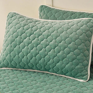 SOGA Green 183cm Wide Mattress Cover Thick Quilted Fleece Stretchable Clover Design Bed Spread Sheet Protector with Pillow Covers